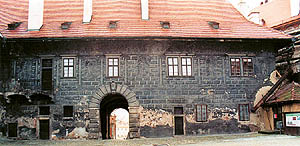 Zámek Český Krumlov, Nové purkrabství, západní fasáda, stav před restaurováním, foto: J. a P. Novotný, 1997 