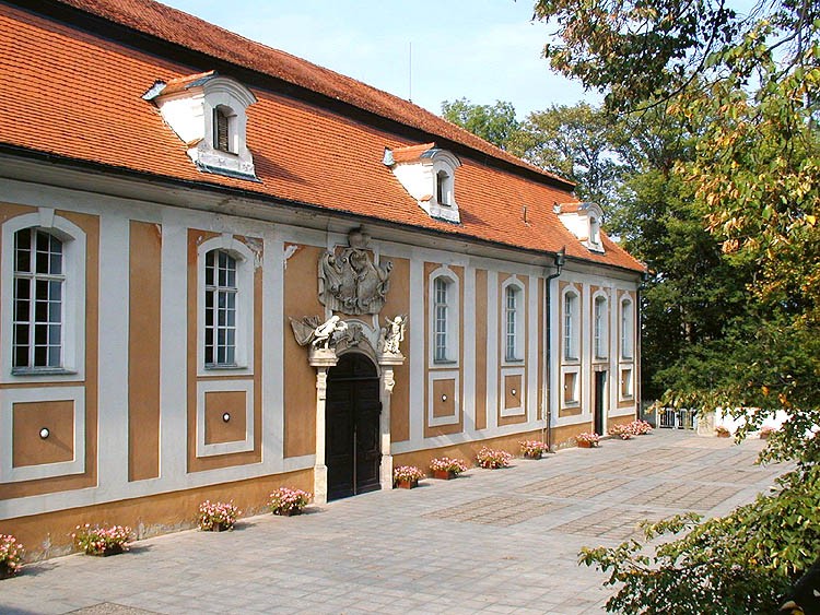 Zámek č.p. 178 - Zámecká jízdárna, jižní průčelí, 2000, foto: Pavel Slavko