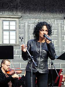Lucie Bílá při zkoušce na kocert muzikálových melodií, Mezinárodní hudební festival, 11. 8. 2001, foto: Lubor Mrázek 