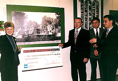Vertreter von World Monuments Watch bei der Übergabe eines Geschenkes für die Rekonstruktion der Kaskadenfontäne 