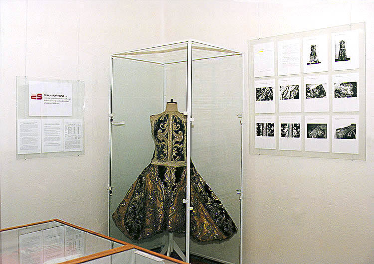 Ausstellung der Kostüme aus dem Depositorium des Schlosstheaters in Český Krumlov, die auf Kosten der Tschechischen Sparkasse (Česká spořitelna a. s.) rekonstruiert wurden