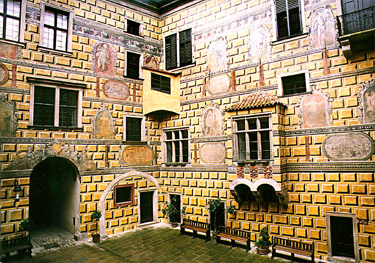 Malby na IV. nádvoří zámku Český Krumlov, detaily figurální výzdoby nad arkýřem
