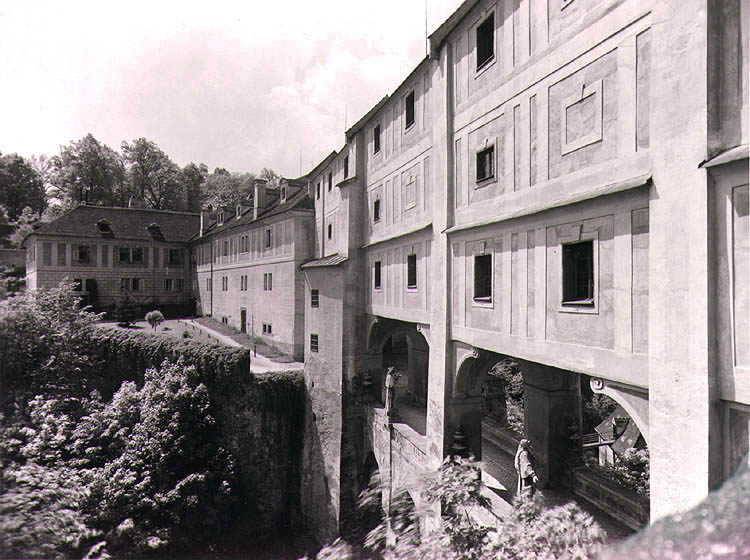 Der sog. Verbindungsgang - der Abschnitt, der vom sog. Renaissancehaus und vom Schlosstheater auf dem V. Hof des Schlosses Český Krumlov in zwei Stockwerken oberhalb der Mantelbrücke führt, ein historisches Foto