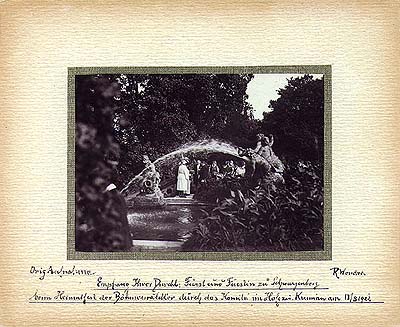 Kaskadenfontäne im Schlossgarten in Český Krumlov, ein historisches Foto 