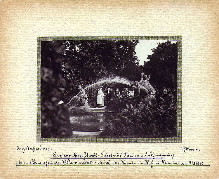 Kaskadenfontäne im Schlossgarten in Český Krumlov, ein historisches Foto