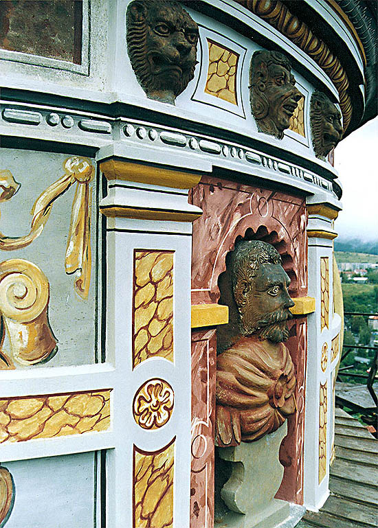 Detail vom Tambour des Schlossturmes in Český Krumlov, Rekonstruktion der malerischen Ausschmückung