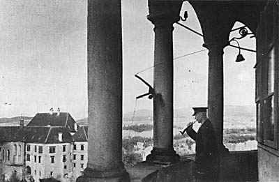 Böhmisch-Krumauer Schlossfanfaren, Bläser und Turmwächter auf dem Schlossturm 