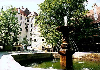 Brunnen auf dem II. Hof des Schlosses Český Krumlov, Detail 