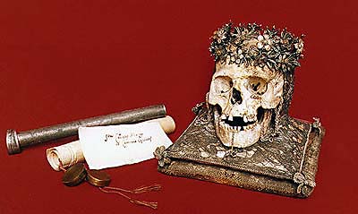 Zámek Český Krumlov, ostatky sv. Kalixta v zámecké kapli sv. Jiří, lebka a tubus s ověřovací listinou z roku 1663  