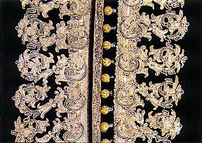 Zámek Český Krumlov, Zlatý kočár, detail plastické výšivky kabátu knížecího doprovodu kočáru 