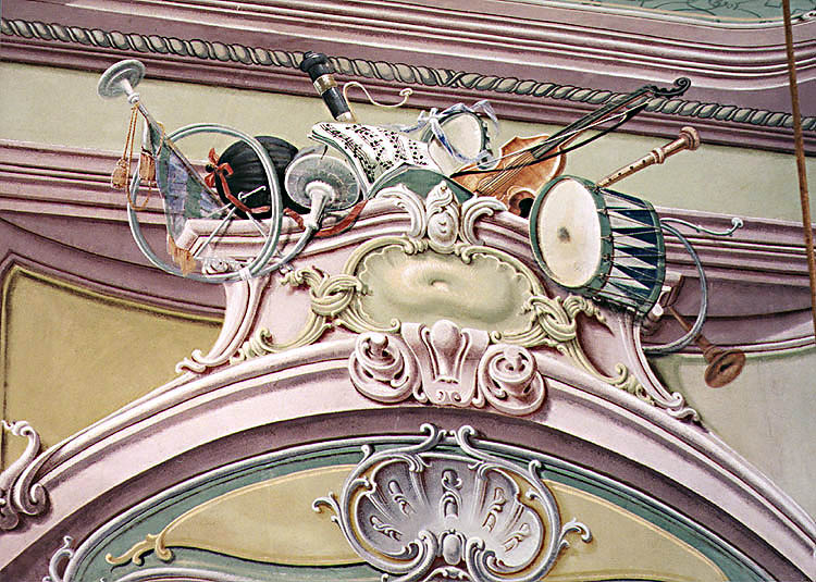Spiegelsaal auf dem Schloss Český Krumlov, Detail der Ausmalung, Musikinstrumente und Notentext 