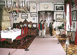 II. Besichtigungstrasse auf dem Schloss Český Krumlov, kleiner Speisesaal, Besucher bei der Besichtigung 