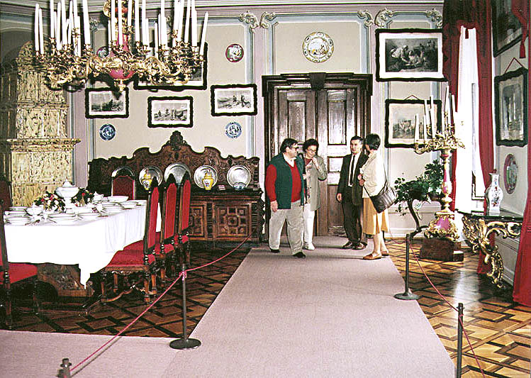 II. Besichtigungstrasse auf dem Schloss Český Krumlov, kleiner Speisesaal, Besucher bei der Besichtigung
