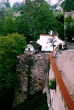 Schloss Nr. 60 - Pförtnerei, V. Schlosshof, Ansicht vom Schloss 