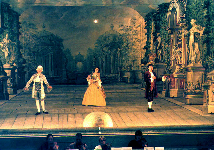 Zkušební produkce v zámeckém divadle Český Krumlov, záběr v roce 1998
