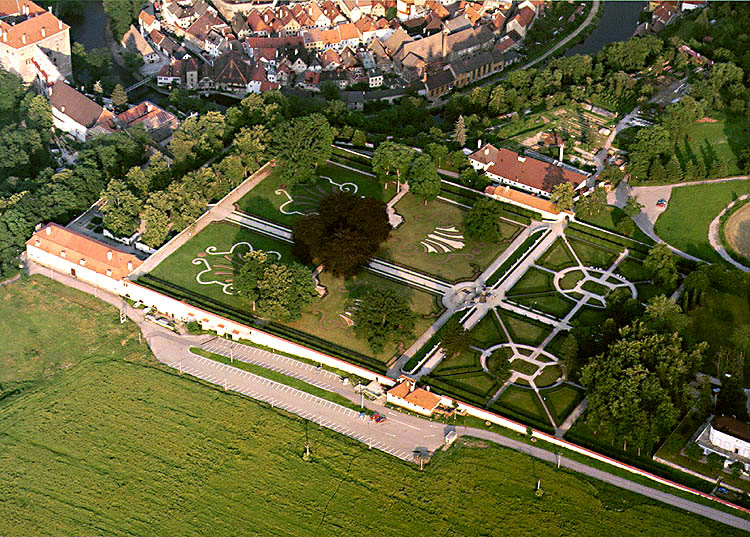 Letecký pohled na dolní část zámecké zahrady v Českém Krumlově