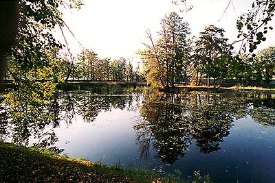 Zámecký rybník s ostrůvkem v zadní části zámecké zahrady v Českém Krumlově 
