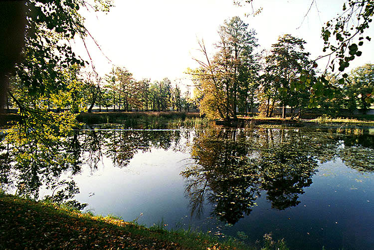 Zámecký rybník s ostrůvkem v zadní části zámecké zahrady v Českém Krumlově