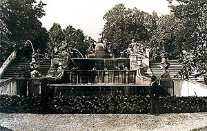 Kaskádová fontána v zámecké zahradě v Českém Krumlově, dobová fotografie, foto Seidel 1922 
