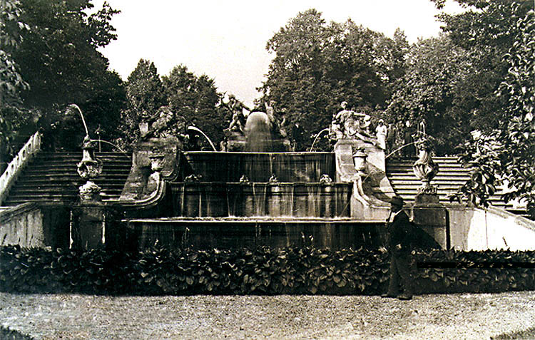 Kaskadenfontäne im Schlossgarten in Český Krumlov, zeitgenössische  Fotografie, Foto von Seidel 1922