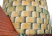 Zámecká věž v Českém Krumlově, detail fasády obnovené v 90. letech 20. století, rekonstrukce bosáže na základě originálních nálezů 
