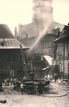 Český Krumlov, Zámek č. p. 59 - zámecká věž, cvičení hasičů, historické foto 
