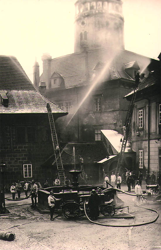 Český Krumlov, Zámek č. p. 59 - zámecká věž, cvičení hasičů, historické foto