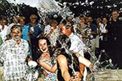 Feier der Wiederinbetriebnahme der Kaskadenfontäne im Schlossgarten in Český Krumlov, 3. 8. 1998, Dusche 
