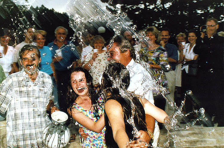 Oslavy znovuzprovoznění kaskádové fontány v zámecké zahradě, 3.8. 1998, sprcha