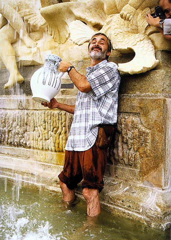 Celebration of the re-opening of the Cascade Fountain in Český Krumlov Castle Gardens, 3. August 1998, garden architect Ing. Jiří Olšan pours white wine, foto: Lubor Mrázek