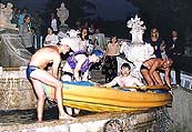 Český Krumlov, oslava obnovení zámecké kaskádové fontány 3.8.1998, seskupení Proradost, večerní univerzita mladého lodníka 
