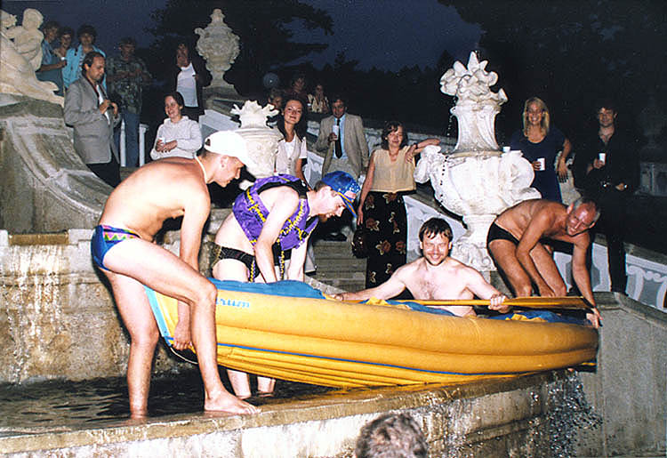 Český Krumlov, oslava obnovení zámecké kaskádové fontány 3.8.1998, seskupení Proradost, večerní univerzita mladého lodníka