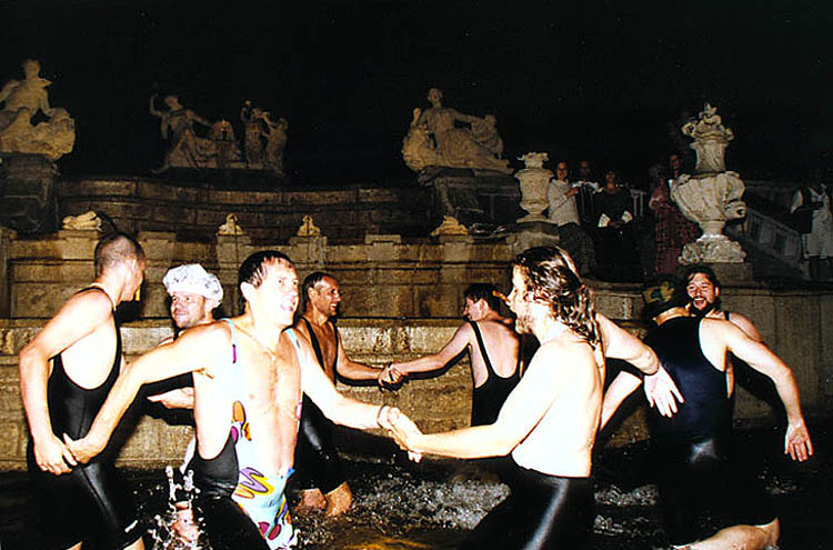 Český Krumlov, celebration of the re-opening of the Castle Cascade Fountain 3. August 1998, Association Proradost, aquabatics, foto: Milan Holakovský