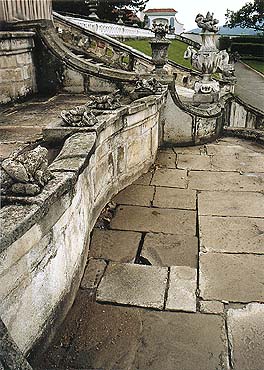 Obnova kaskádové fontány v zámecké zahradě v Českém Krumlově, kamenné prvky před obnovou 