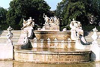 Zámek Český Krumlov, obnovená kaskádová fontána v zámecké zahradě 