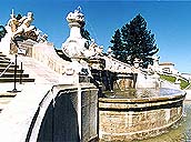 Zámek Český Krumlov, obnovená kaskádová fontána v zámecké zahradě, obnovené kamenosochařské prvky 