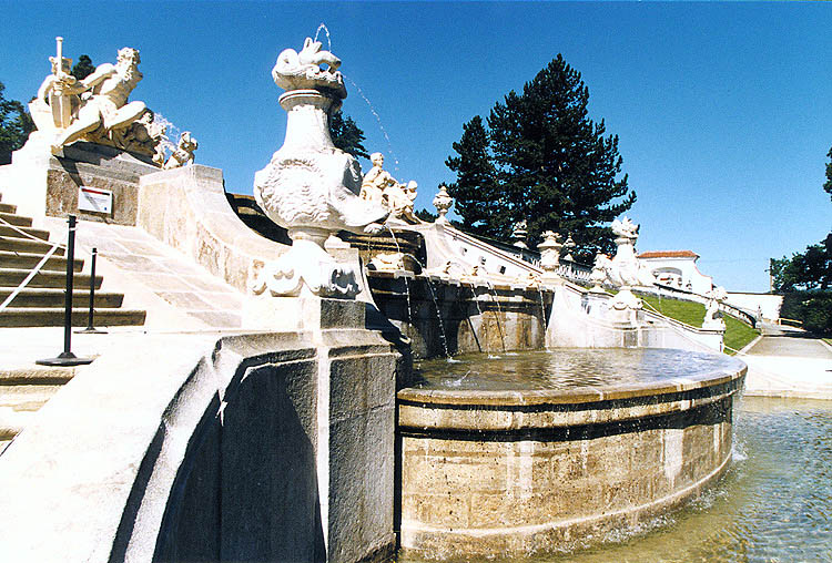 Zámek Český Krumlov, obnovená kaskádová fontána v zámecké zahradě, obnovené kamenosochařské prvky