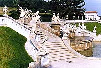 Zámek Český Krumlov, obnovená kaskádová fontána v zámecké zahradě 