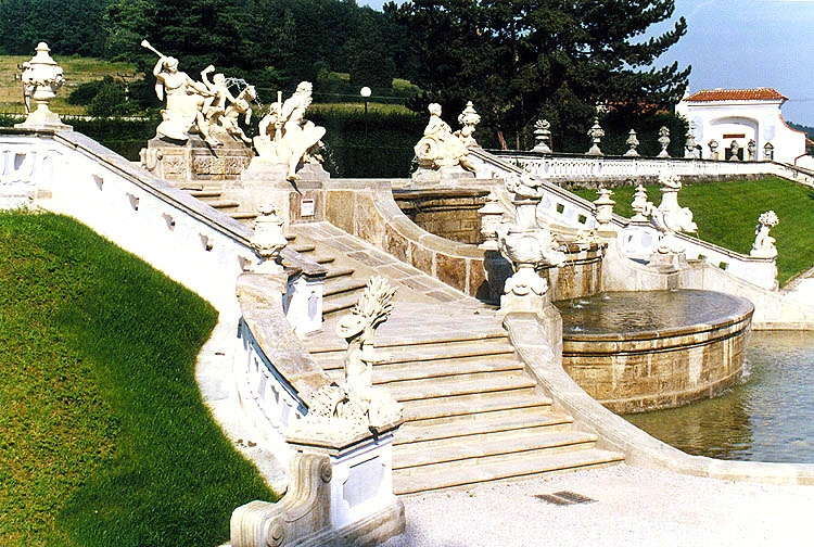 Zámek Český Krumlov, obnovená kaskádová fontána v zámecké zahradě