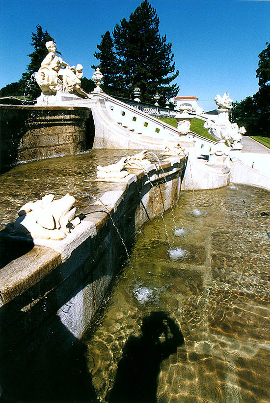 Zámek Český Krumlov, obnovená kaskádová fontána v zámecké zahradě, obnovené kamennosochařské prvky