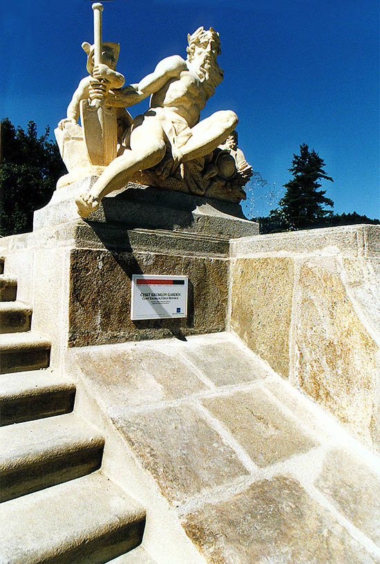 Zámek Český Krumlov, obnovená kaskádová fontána v zámecké zahradě, socha Neptuna obnovená za finančního přispění World Monuments Watch