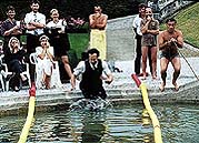 Český Krumlov, Feier der Erneuerung der Schlosskaskadenfontäne 3. 8. 1998, Start des Schwimmzweikampfes in der Kaskadenfontäne 