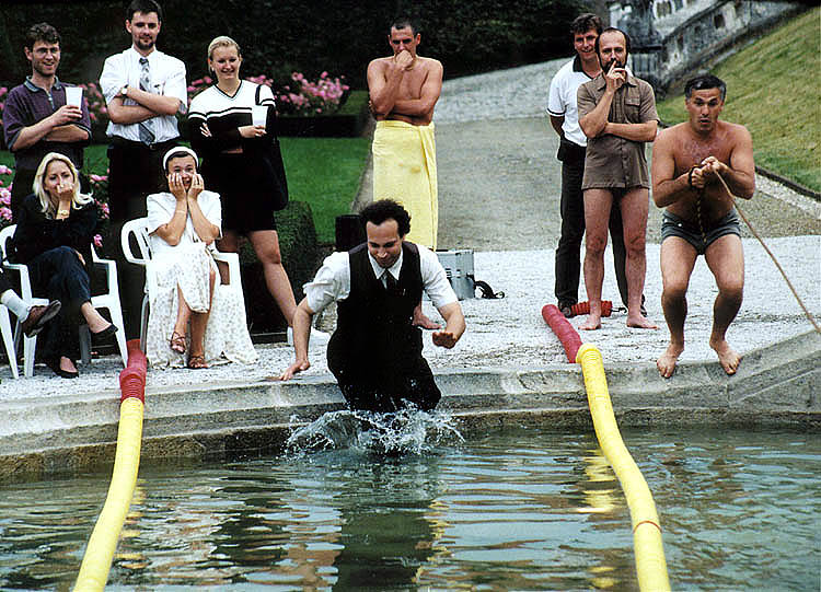 Český Krumlov, oslava obnovení zámecké kaskádové fontány 3.8.1998, start plaveckého souboje ve fontáně