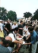Český Krumlov, Feier der Erneuerung der Schlosskaskadenfontäne 3. 8. 1998, Ferkelbraten 