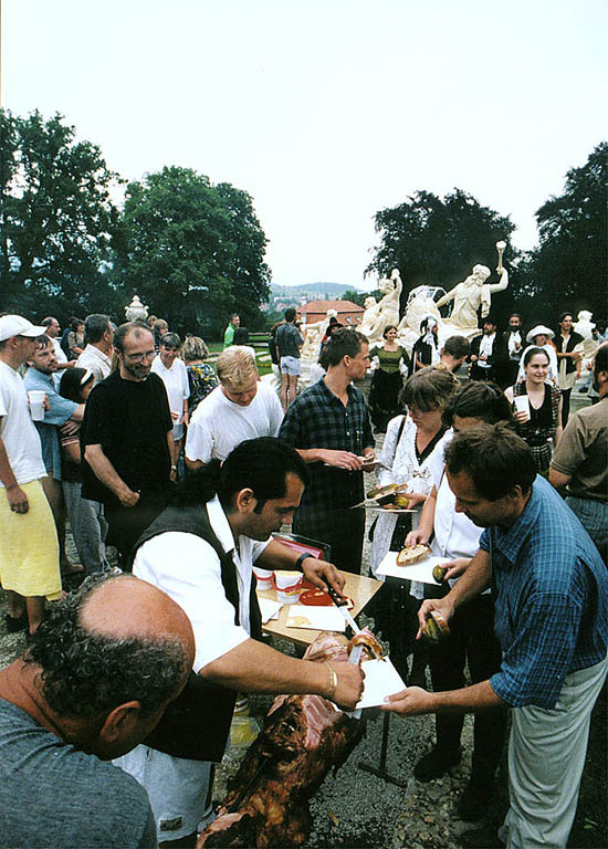 Český Krumlov, oslava obnovení zámecké kaskádové fontány 3.8.1998, pečení selete