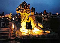Český Krumlov, oslava obnovení zámecké kaskádové fontány 3.8.1998, sochařská výzdoba kaskádové fontány za nočního osvětlení  