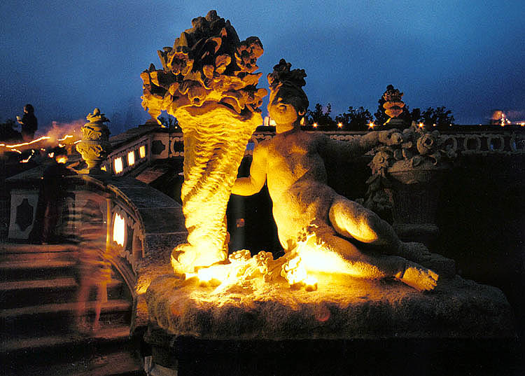 Český Krumlov, oslava obnovení zámecké kaskádové fontány 3.8.1998, sochařská výzdoba kaskádové fontány za nočního osvětlení 