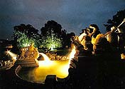 Český Krumlov, Feier der Erneuerung der Schlosskaskadenfontäne 3. 8. 1998, Kaskadenfontäne in der Nachtbeleuchtung, goldene Wasserströme 