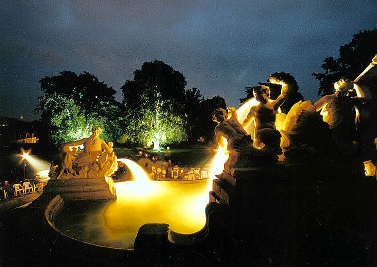 Český Krumlov, oslava obnovení zámecké kaskádové fontány 3.8.1998, kaskádová fontána za nočního osvětlení, zlaté proudy vody