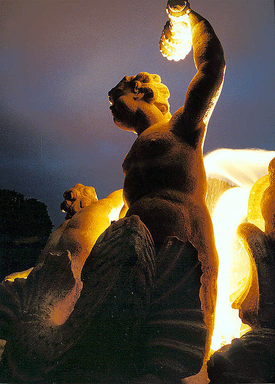 Český Krumlov, oslava obnovení zámecké kaskádové fontány 3.8.1998, kaskádová fontána za nočního osvětlení, detail sochařské výzdoby